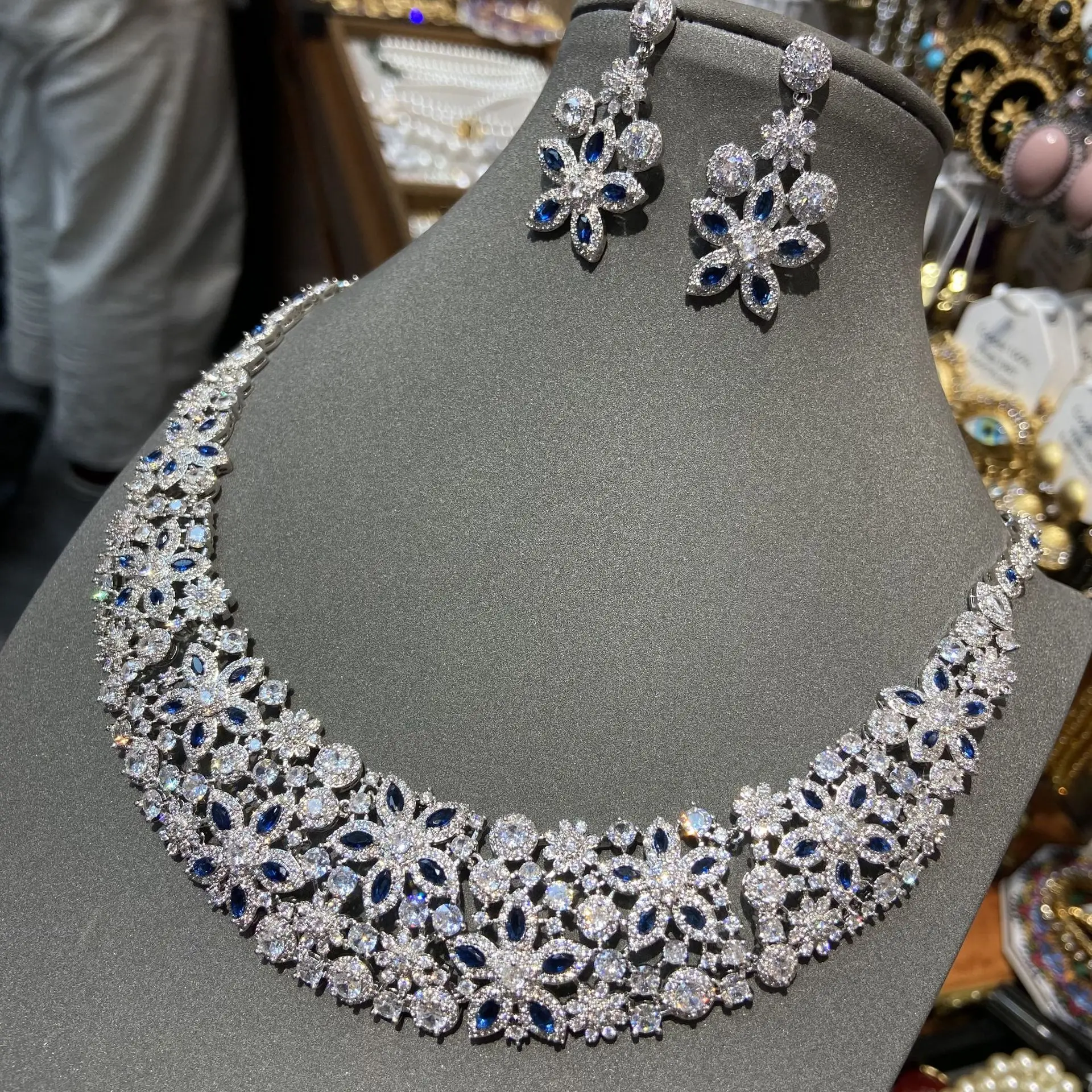 Luxury Zircon Flower Necklace Earrings Two-Piece Set Woman Jewelry Sets Dress Banquet Accessories High-Quality New
Luxury Zircon Flower Necklace Earrings Two-Piece Set Woman Jewelry Sets Dress Banquet Accessories High-Quality New