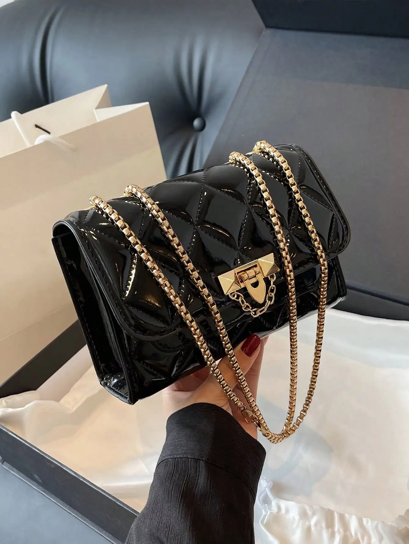 Глянцевая черная стеганая сумка-кроссбоди из искусственной кожи с золотистым цепочным ремешком
Глянцевая черная стеганая сумка-кроссбоди из искусственной кожи с золотистым цепочным ремешком