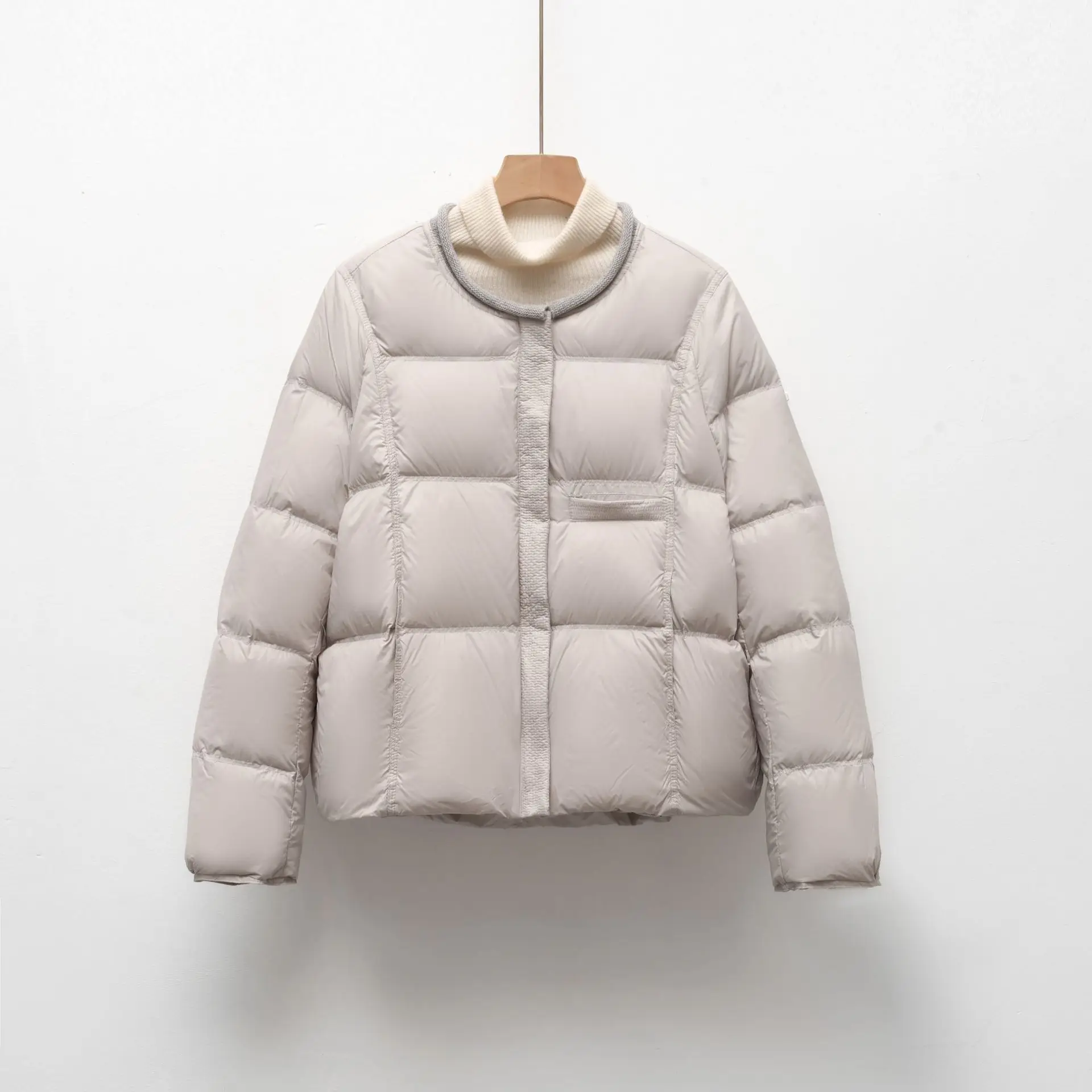 2026 Women's Loose Casual Round-Neck White Duck Down Jacket Winter Simple Versatile Short Down Coat with 90% Down
2026 Women's Loose Casual Round-Neck White Duck Down Jacket Winter Simple Versatile Short Down Coat with 90% Down