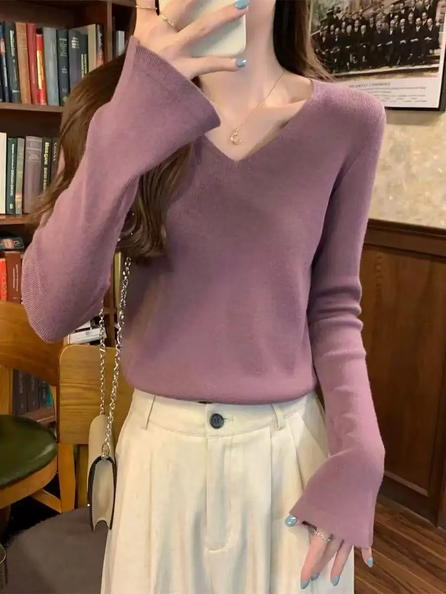 2025 Новый осенне-зимний женский свитер из 100% чистой шерсти с v-образным вырезом и расклешенными рукавами, свободный однотонный вязаный топ
2025 Новый осенне-зимний женский свитер из 100% чистой шерсти с v-образным вырезом и расклешенными рукавами, свободный однотонный вязаный топ