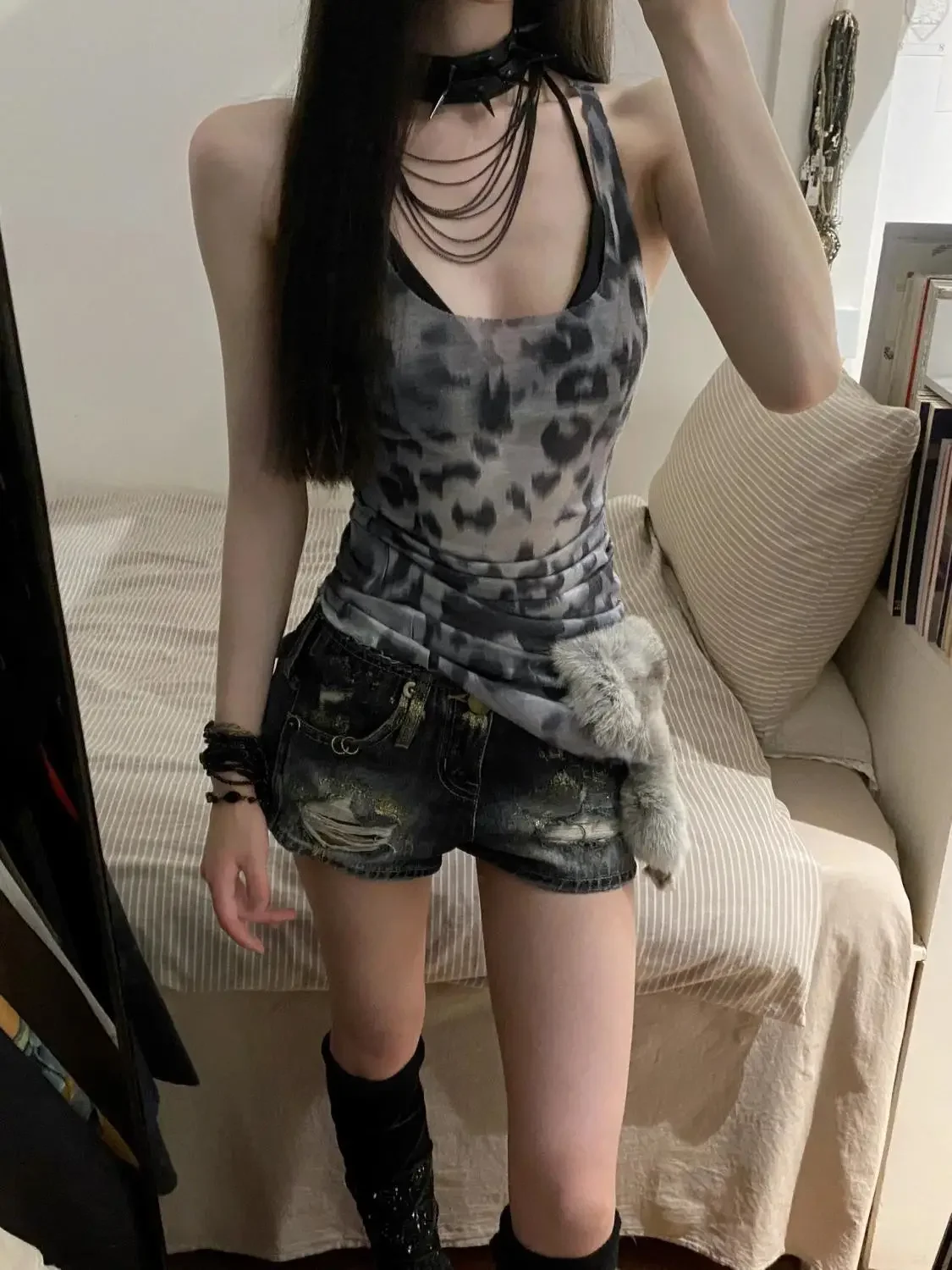 Y2k Vintage Tight Ripped Short Jean Pants Woman Fashion Clothing 2025 Youthful Streetwear Harajuku Flowy Denim Shorts for Women 
Y2k Vintage Tight Ripped Short Jean Pants Woman Fashion Clothing 2025 Youthful Streetwear Harajuku Flowy Denim Shorts for Women