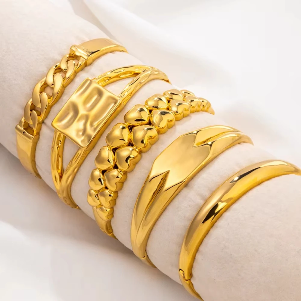 18K Gold Plated Lip Bracelet for Women Vintage Luxury Lips Shape Chain Bangle Hollow Multi-Link Jewelry Gift
18K Gold Plated Lip Bracelet for Women Vintage Luxury Lips Shape Chain Bangle Hollow Multi-Link Jewelry Gift