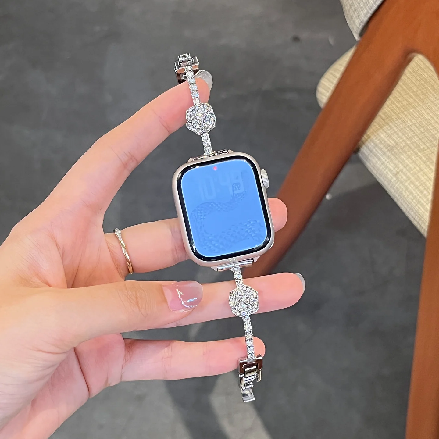 Metal flower studded diamond compatible iWatch strap 38mm 40mm 41mm 42mm 44mm 45mm 49mm fashionable strap
Metal flower studded diamond compatible iWatch strap 38mm 40mm 41mm 42mm 44mm 45mm 49mm fashionable strap