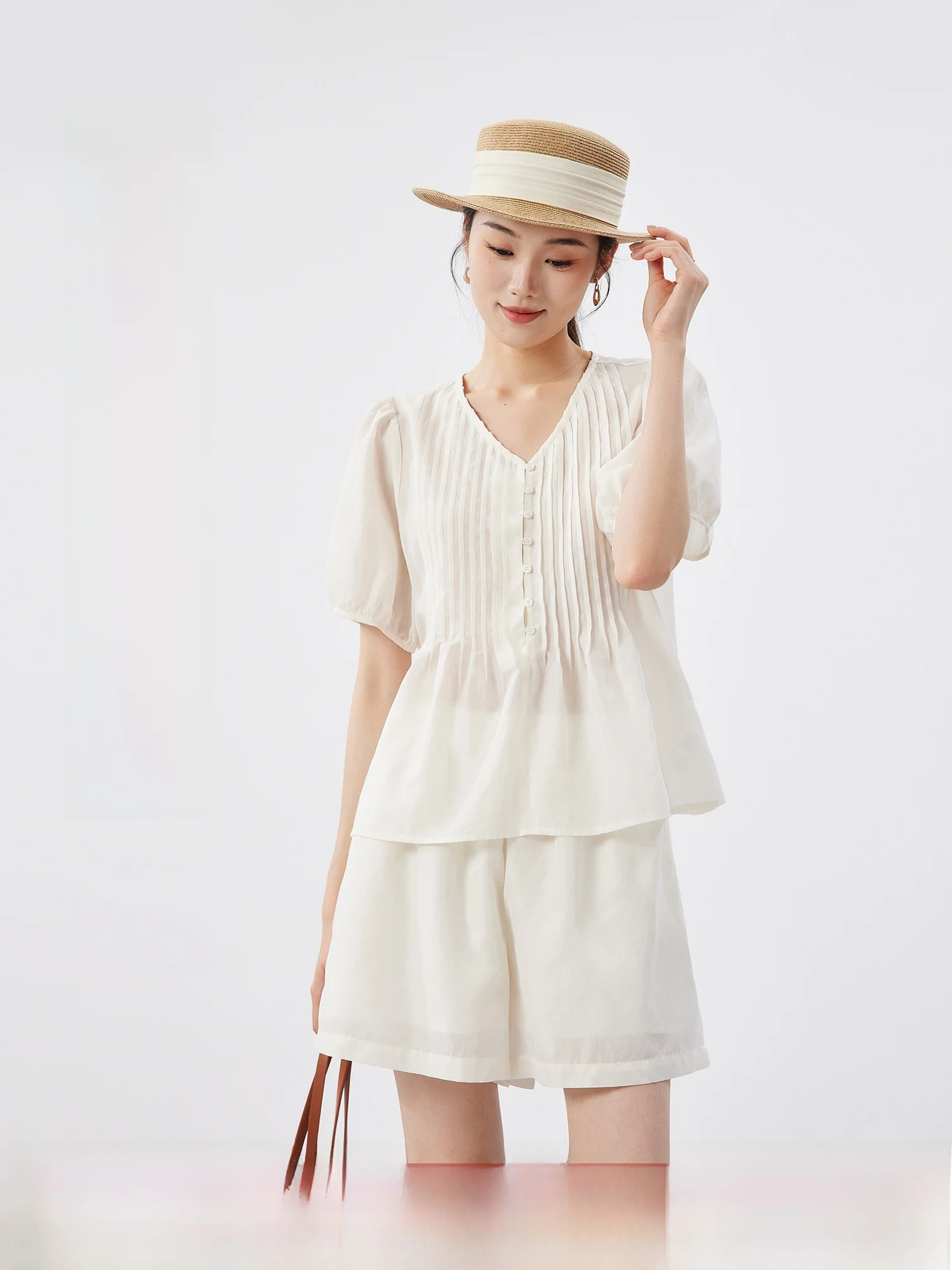 Нежный корейский комплект из двух предметов: футболка с V-образным вырезом и коротким рукавом, а также эластичные шорты. Удобный дизайн с рюшами спереди для тех, кто ценит комфорт.
Нежный корейский комплект из двух предметов: футболка с V-образным вырезом и коротким рукавом, а также эластичные шорты. Удобный дизайн с рюшами спереди для тех, кто ценит комфорт.