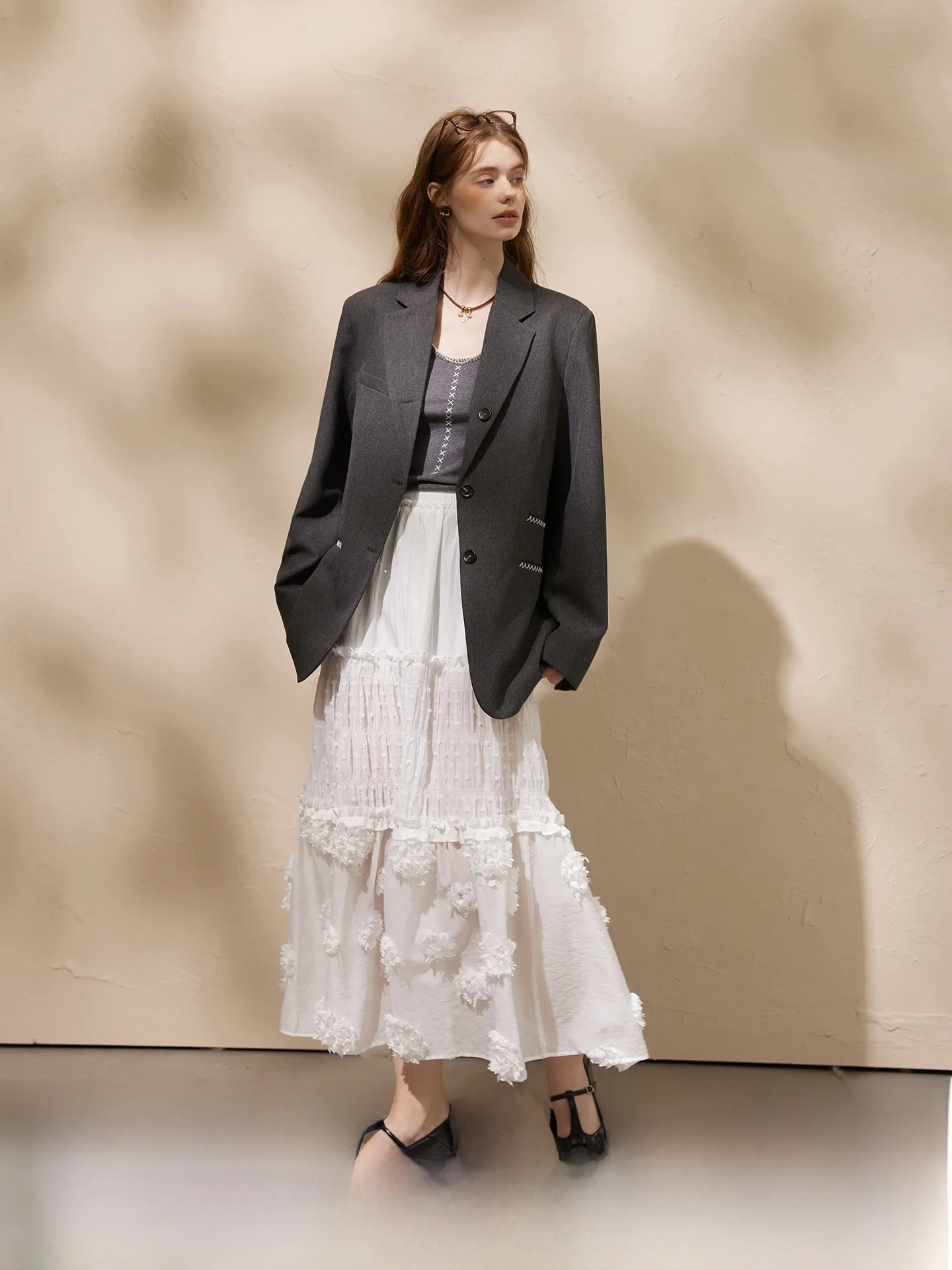 Костюм «Сенсация» с цветочным узором: вязаный топ и юбка асимметричного кроя, однобортный, для офиса, с длинными рукавами
Костюм «Сенсация» с цветочным узором: вязаный топ и юбка асимметричного кроя, однобортный, для офиса, с длинными рукавами