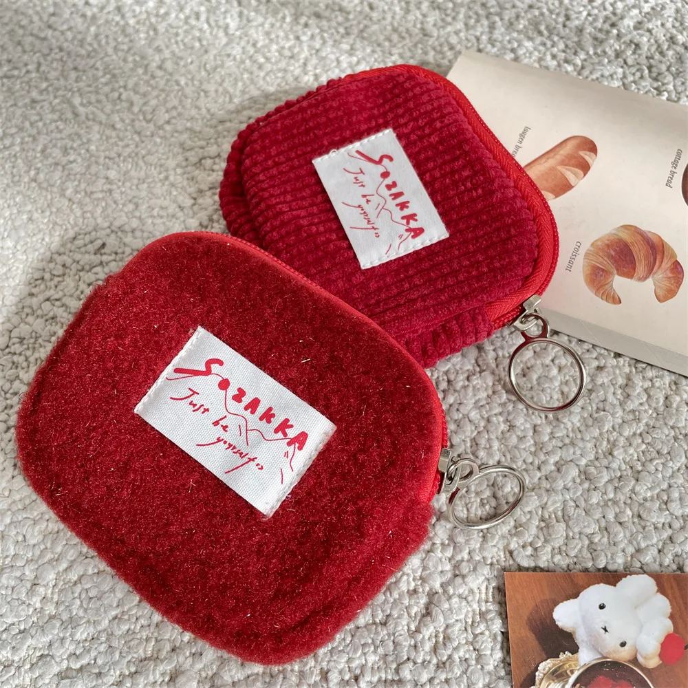 Квадратная плюшевая косметичка, портативный чехол для наушников в корейском стиле, красный кошелек для монет для студентов, губная помада, рождественский подарок
Квадратная плюшевая косметичка, портативный чехол для наушников в корейском стиле, красный кошелек для монет для студентов, губная помада, рождественский подарок