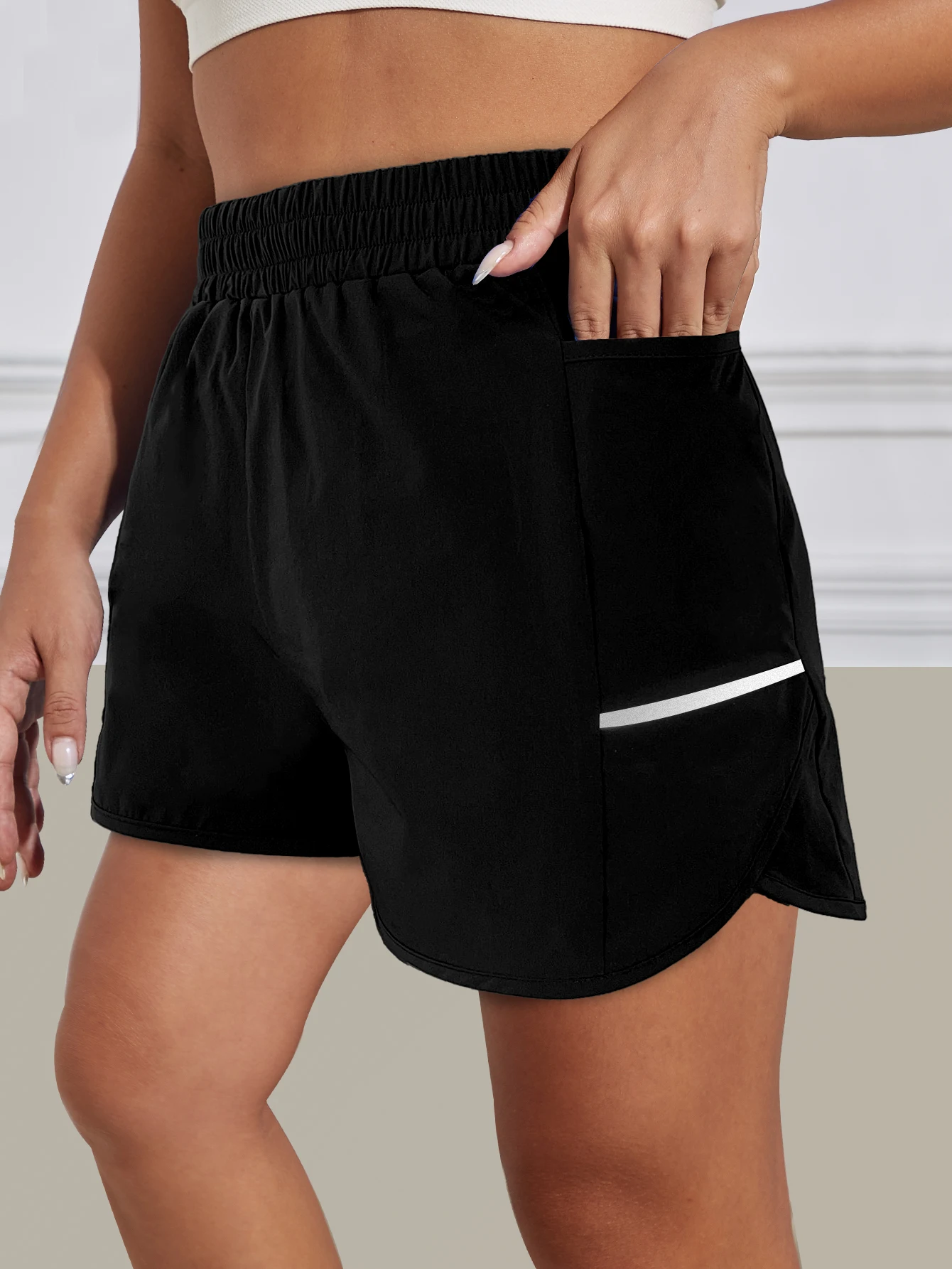 Women's new shorts with mobile phone pocket, elastic waist, sports belt, reflective strips, casual fashion sports shorts
Women's new shorts with mobile phone pocket, elastic waist, sports belt, reflective strips, casual fashion sports shorts