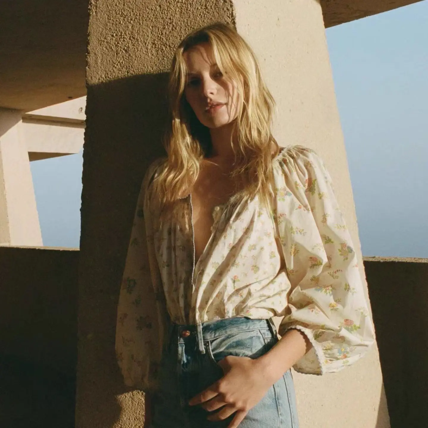 Повседневная хлопковая блузка с цветочным принтом и длинным рукавом для женщин: свободный крой, дышащая, с V-образным вырезом, на пуговицах, универсальная и комфортная для отпуска
Повседневная хлопковая блузка с цветочным принтом и длинным рукавом для женщин: свободный крой, дышащая, с V-образным вырезом, на пуговицах, универсальная и комфортная для отпуска