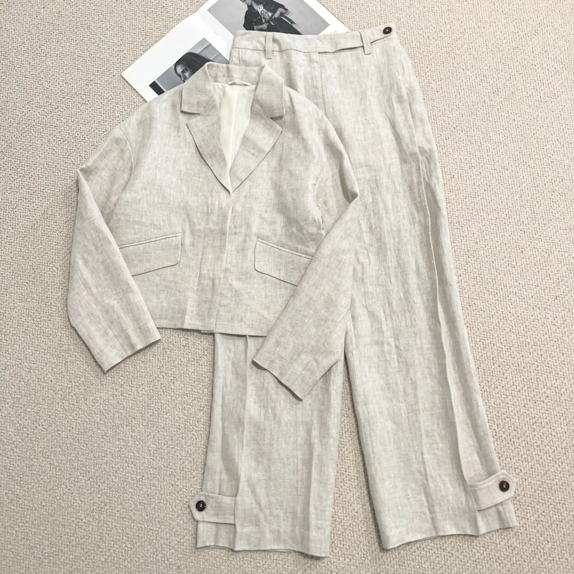 Костюм из льняной ткани класса люкс 2025: Жакет и брюки с потайными пуговицами, универсальный, приталенный, для деловых встреч, женский
Костюм из льняной ткани класса люкс 2025: Жакет и брюки с потайными пуговицами, универсальный, приталенный, для деловых встреч, женский