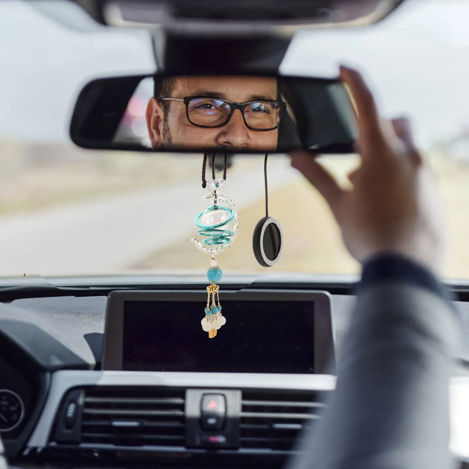 Solar-Powered Car Air Freshener Pendant Durable Alloy Long-Lasting Rotating Hanging Ornament Essential Oil Diffuser Car Charm
Solar-Powered Car Air Freshener Pendant Durable Alloy Long-Lasting Rotating Hanging Ornament Essential Oil Diffuser Car Charm