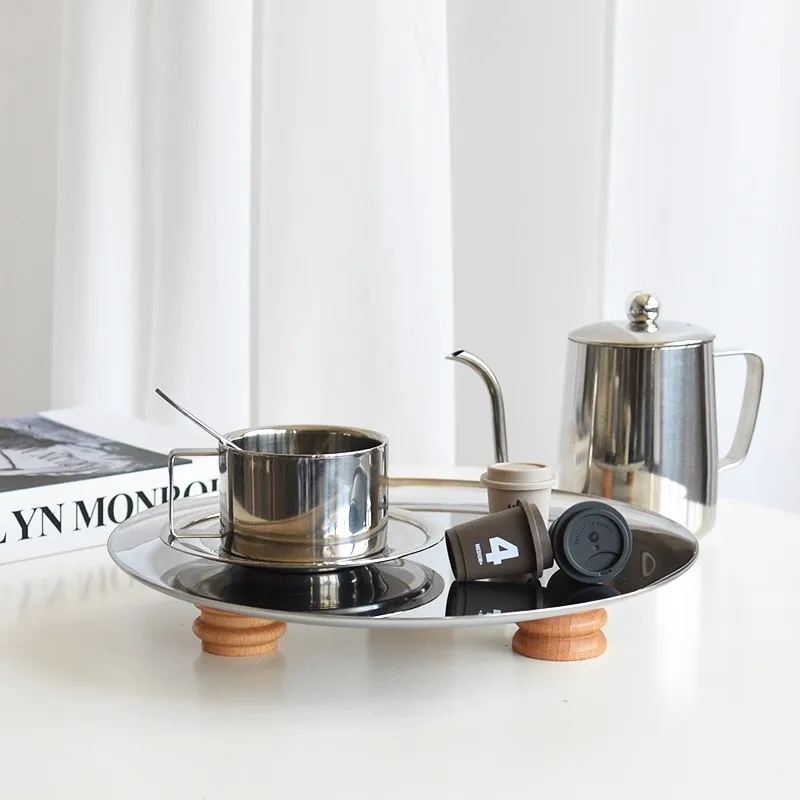 Поднос на высоких ножках в скандинавском минималистском стиле из нержавеющей стали, настольная стойка для хранения, ароматерапия, парфюмерная тарелка для демонстрации ювелирных изделий
Поднос на высоких ножках в скандинавском минималистском стиле из нержавеющей стали, настольная стойка для хранения, ароматерапия, парфюмерная тарелка для демонстрации ювелирных изделий