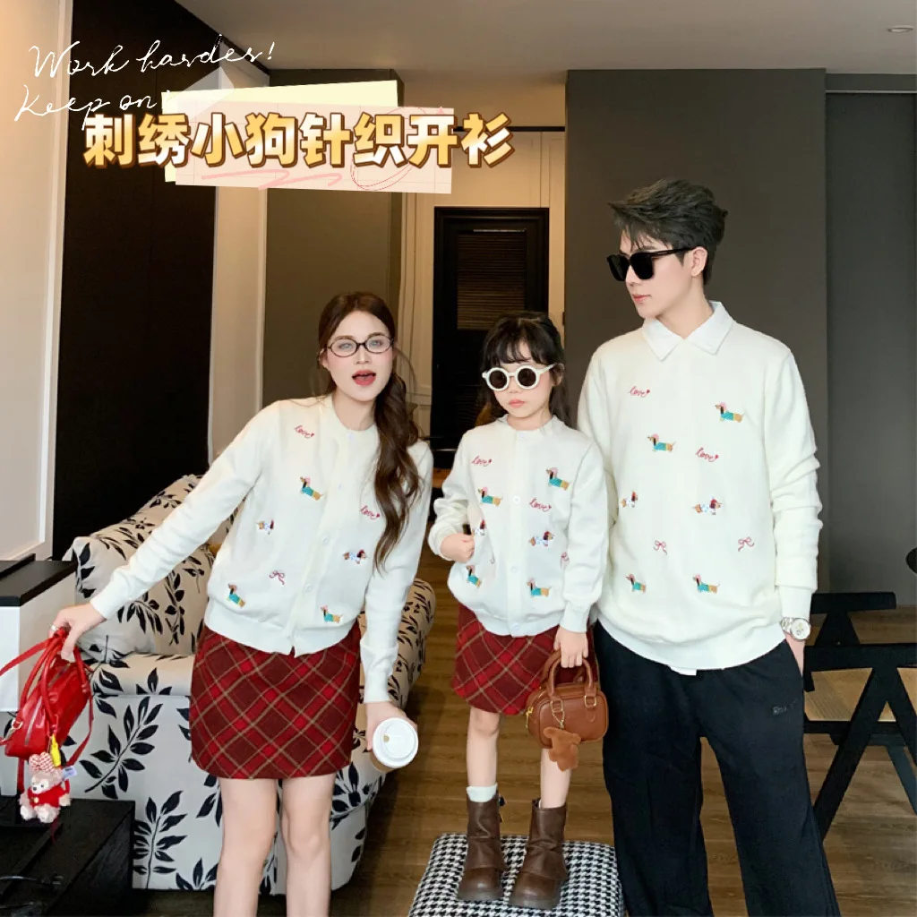 2025 Autumn Winter High-End Family Matching Knitwear with Dog Embroidery for Parents & Toddler Korean Style Casual Clothes
2025 Autumn Winter High-End Family Matching Knitwear with Dog Embroidery for Parents & Toddler Korean Style Casual Clothes