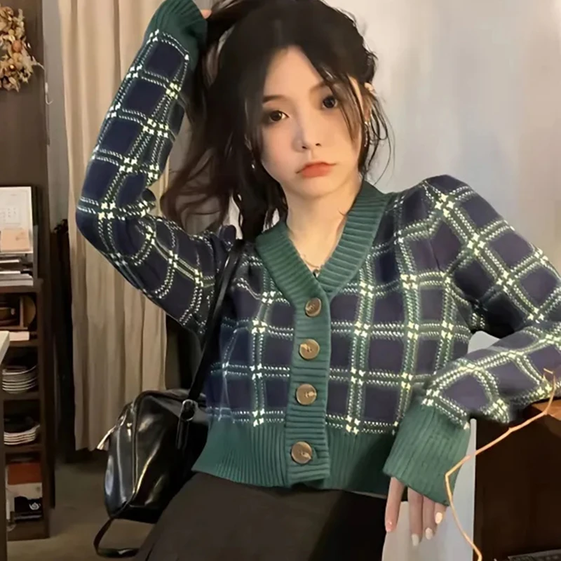 Chic Cropped Knitted Cardigan Women 2023 Autumn V Neck Green Plaid Sweater Woman Button Up Long Sleeve Short Coats Knitwear
Chic Cropped Knitted Cardigan Women 2023 Autumn V Neck Green Plaid Sweater Woman Button Up Long Sleeve Short Coats Knitwear