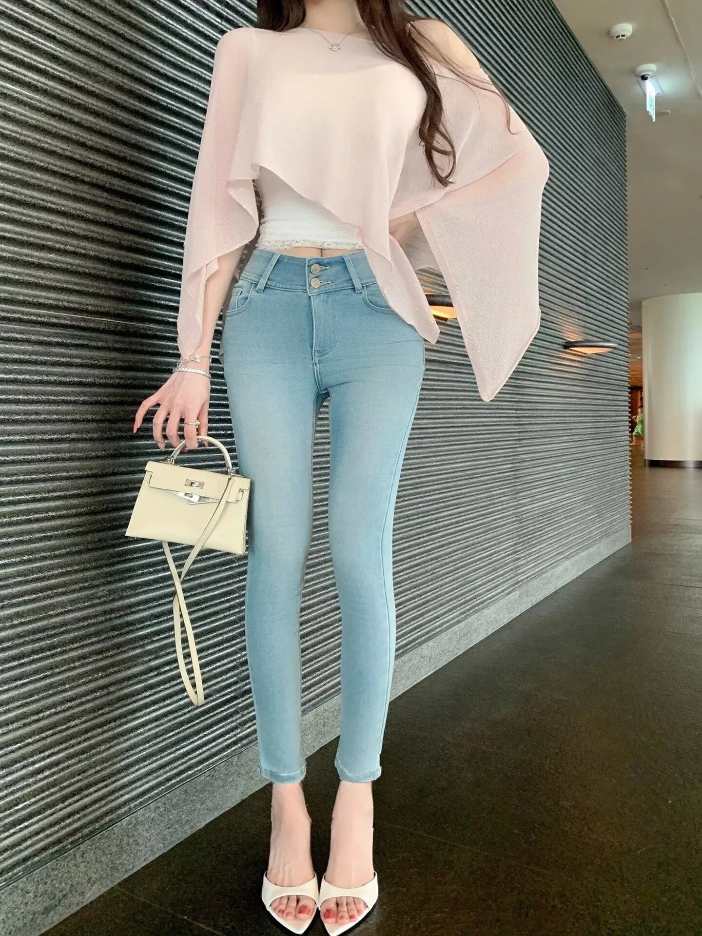 Slim Fit Workwear Denim Jeans High Waist Cotton Stretch Fabric Built-In Hip Pad Spring Season Ladies Fashion 2026 Edition
Slim Fit Workwear Denim Jeans High Waist Cotton Stretch Fabric Built-In Hip Pad Spring Season Ladies Fashion 2026 Edition