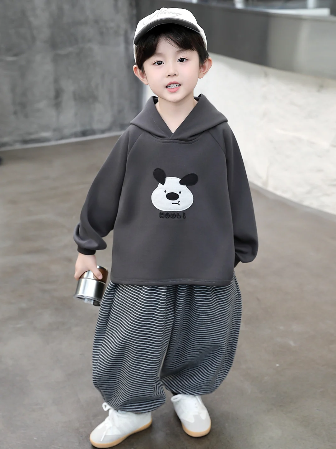 Весенний модный комплект одежды для мальчиков: толстовка и брюки с длинными рукавами из смесового хлопка, удобная повседневная спортивная одежда для подростков
Весенний модный комплект одежды для мальчиков: толстовка и брюки с длинными рукавами из смесового хлопка, удобная повседневная спортивная одежда для подростков