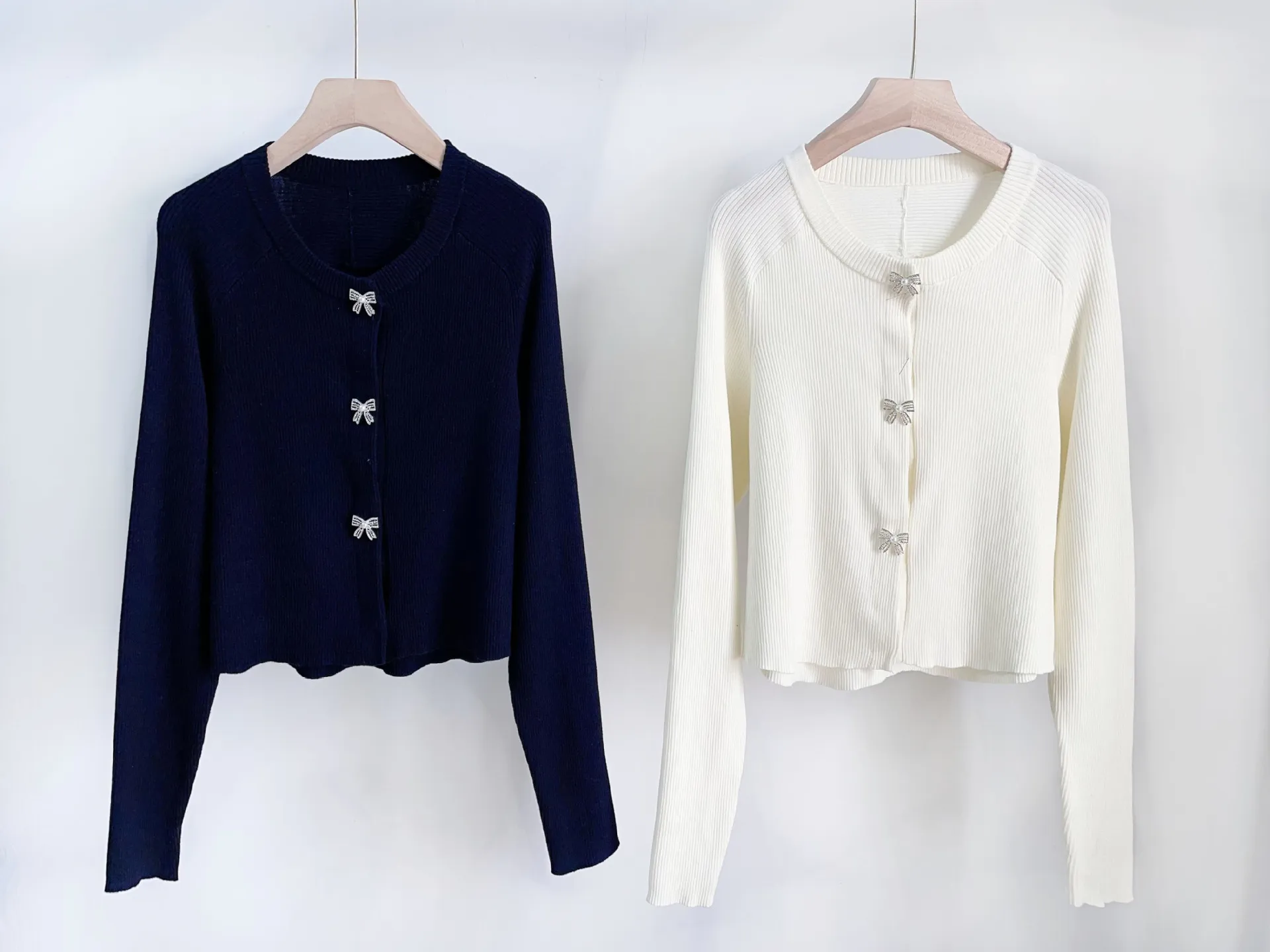 2 Colors Women O-Neck Sweet Sweater Bow Decoration Single Breasted 2026 Spring Lady Long Sleeve Knit Short Cardigan Top
2 Colors Women O-Neck Sweet Sweater Bow Decoration Single Breasted 2026 Spring Lady Long Sleeve Knit Short Cardigan Top
