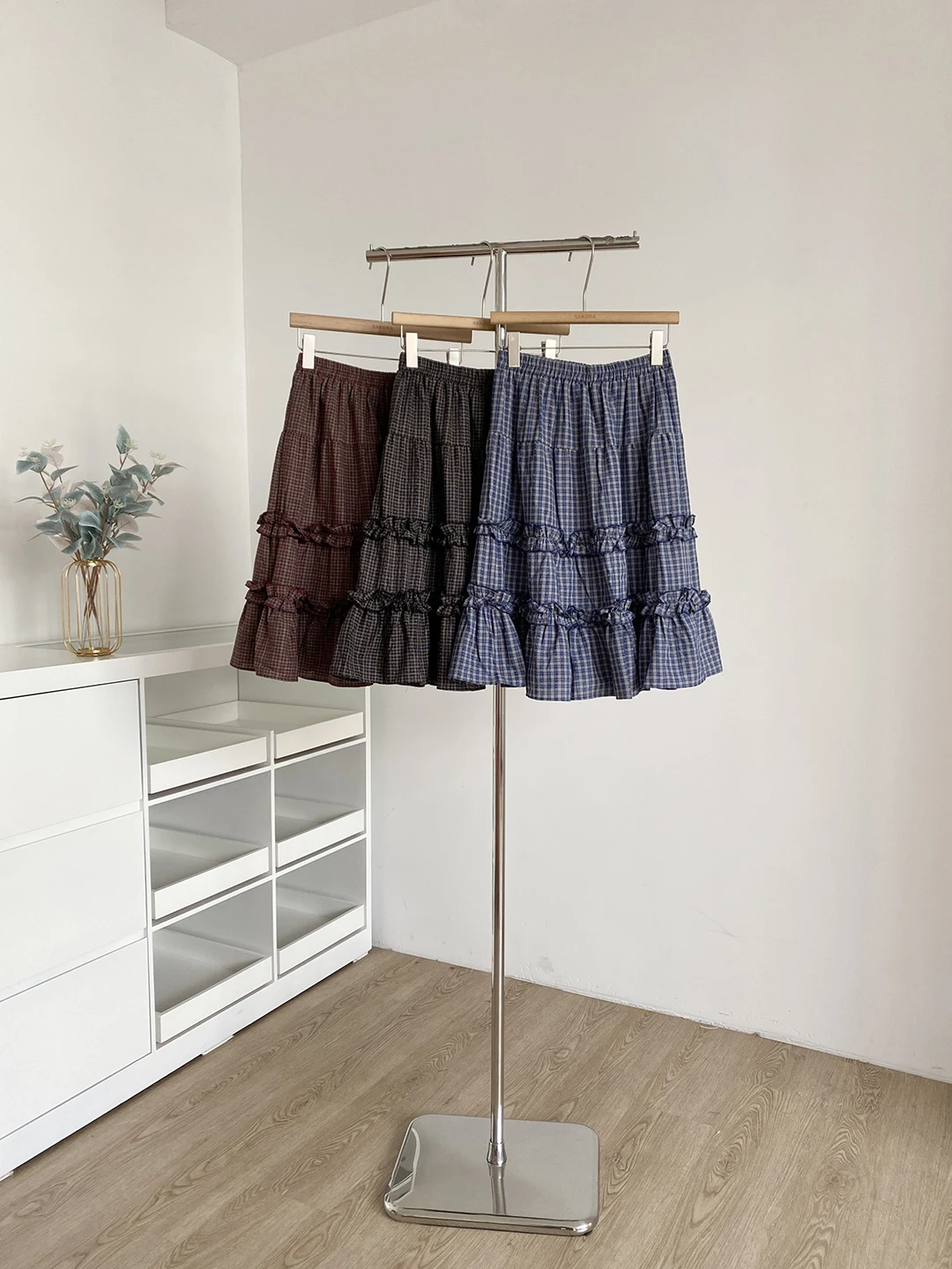 Spring 2026 Retro Korean Style Commuter Plaid Slimming Women's Skirt High Waist Polyester Fiber A-Line Skirt for Younger Look
Spring 2026 Retro Korean Style Commuter Plaid Slimming Women's Skirt High Waist Polyester Fiber A-Line Skirt for Younger Look