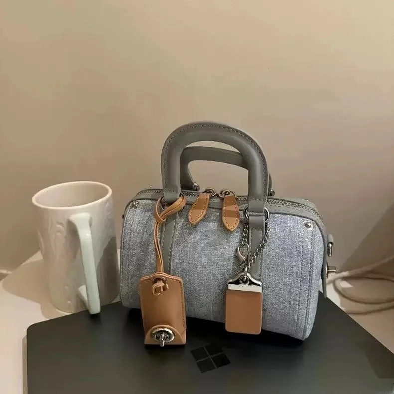 Pillow aped Handbag Women's Crossbody Bag Soft Briti Sle Casual oulder Bag Polyester Zipper Closure
Pillow aped Handbag Women's Crossbody Bag Soft Briti Sle Casual oulder Bag Polyester Zipper Closure