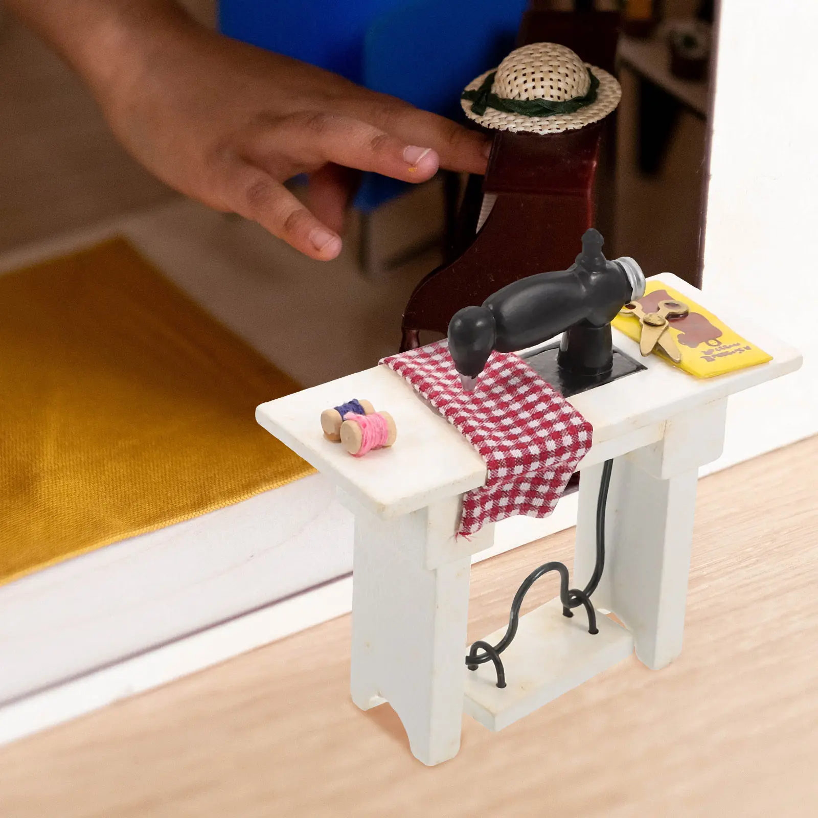 Vintage Mini Sewing Machine Miniature House Decor Retro Alloy Craft Dollhouse Accessories Mini Furniture for Miniature Scenes
Vintage Mini Sewing Machine Miniature House Decor Retro Alloy Craft Dollhouse Accessories Mini Furniture for Miniature Scenes