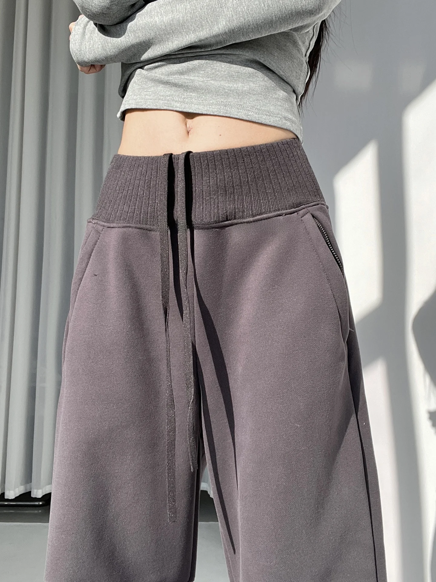 Американские вязаные повседневные брюки для женщин, осень-зима 2026, новые, широкие, в пол, ретро, с высокой талией, прямые штанины
Американские вязаные повседневные брюки для женщин, осень-зима 2026, новые, широкие, в пол, ретро, с высокой талией, прямые штанины