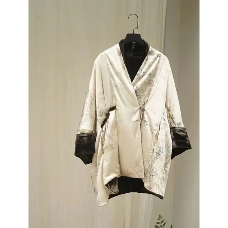 Китайская высококачественная атласная верхняя одежда, свободная шелковая куртка контрастного цвета с v-образным вырезом, женское осенне-зимнее пальто с длинными рукавами, мягкое
Китайская высококачественная атласная верхняя одежда, свободная шелковая куртка контрастного цвета с v-образным вырезом, женское осенне-зимнее пальто с длинными рукавами, мягкое