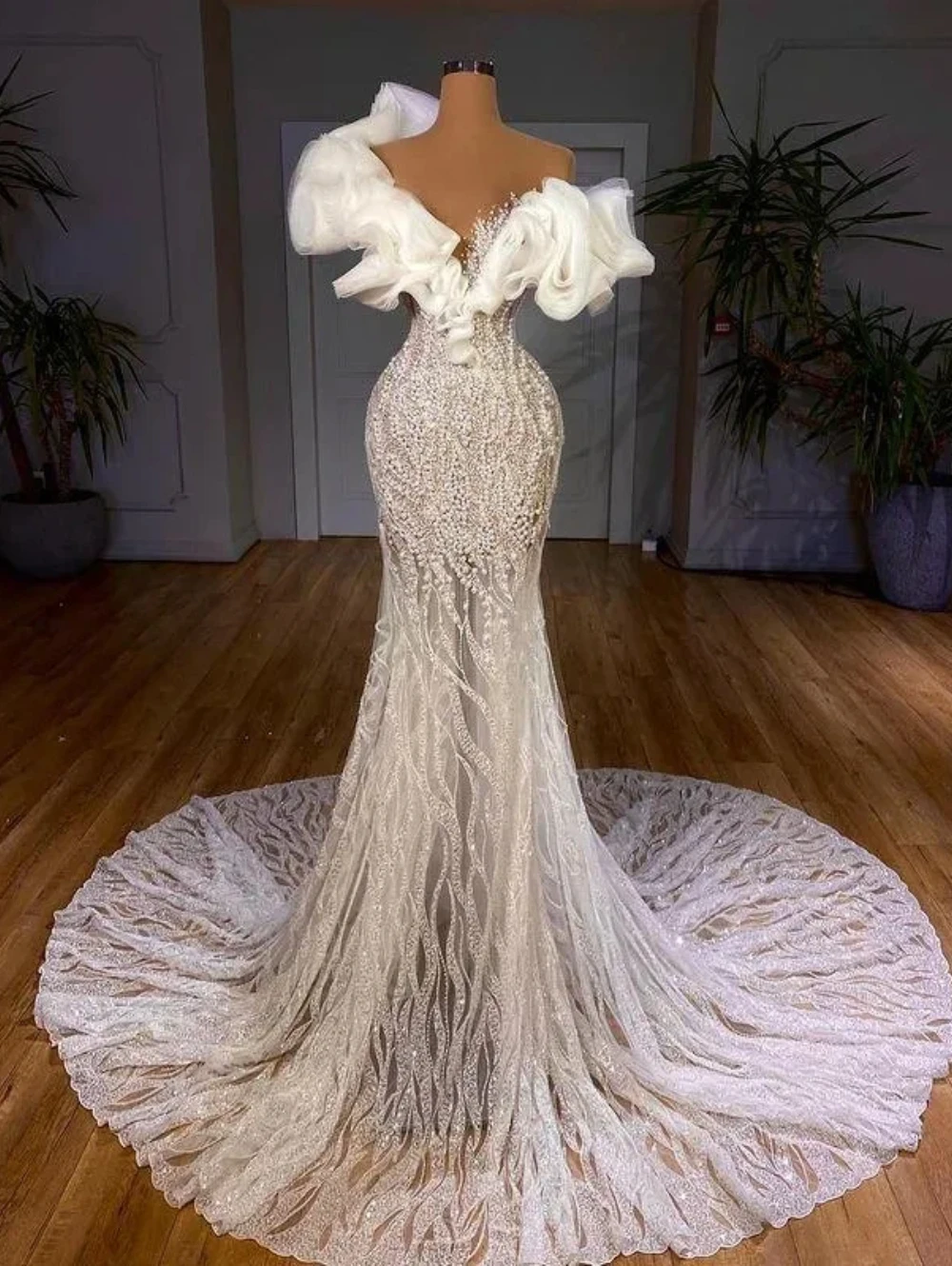 New Luxury Beaded Mermaid Wedding Dresses Off Shoulder Ruffle Sleeve Sparkly Sequins Bridal Gown With Long Train Customized
New Luxury Beaded Mermaid Wedding Dresses Off Shoulder Ruffle Sleeve Sparkly Sequins Bridal Gown With Long Train Customized