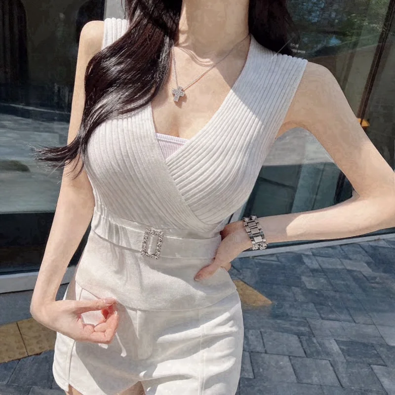 Sexy Short Diamond Buckle Knitted Shirt V neck Sleeveless Sweater Vest Tops Summer Women Clothing
Sexy Short Diamond Buckle Knitted Shirt V neck Sleeveless Sweater Vest Tops Summer Women Clothing