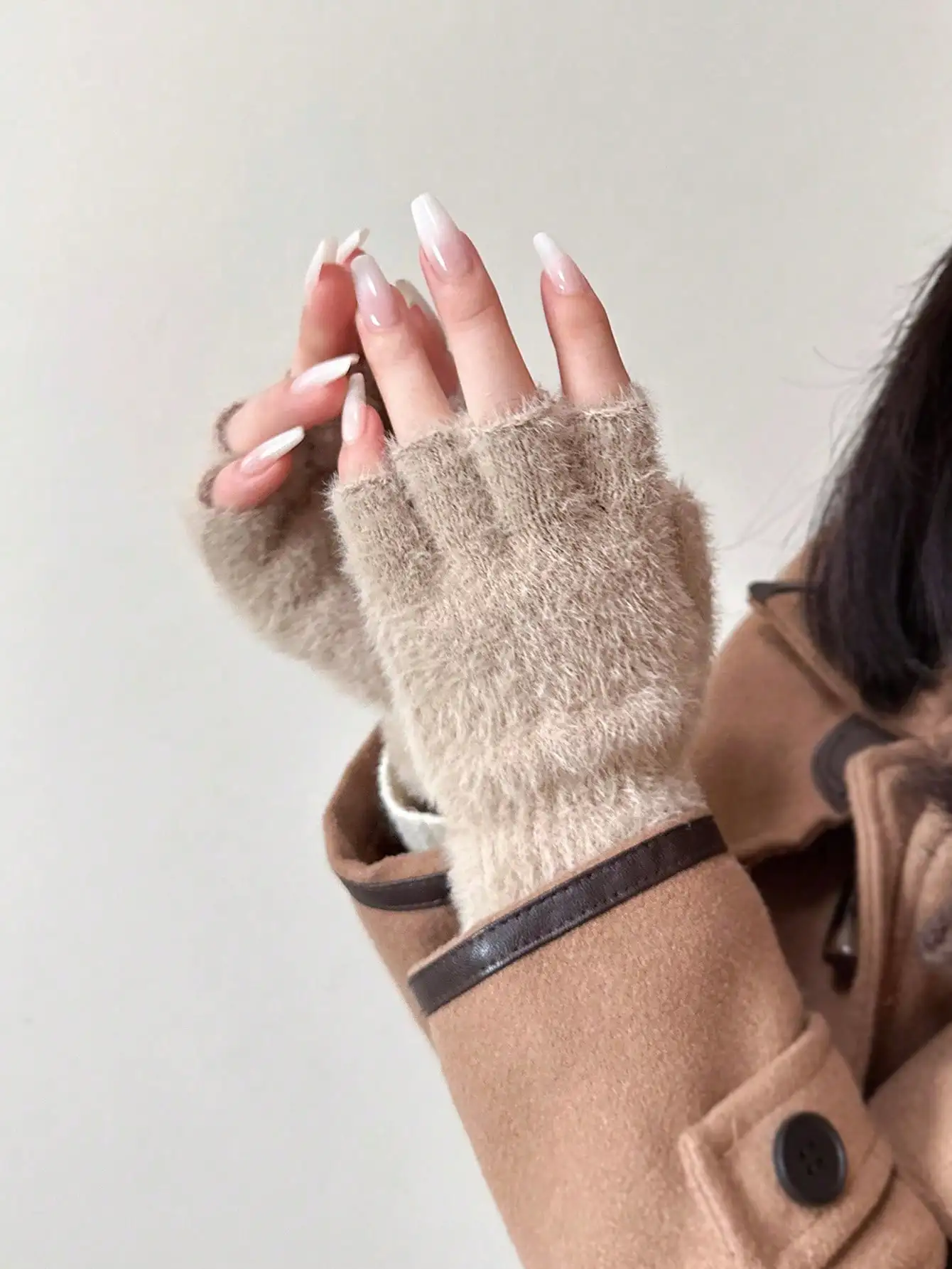 1pair Women's Fashionable Plush Half Finger Gloves Thickened And Warm Anti-cold Touch Screen Fingerless Gloves, Suitable For Win
1pair Women's Fashionable Plush Half Finger Gloves Thickened And Warm Anti-cold Touch Screen Fingerless Gloves, Suitable For Win