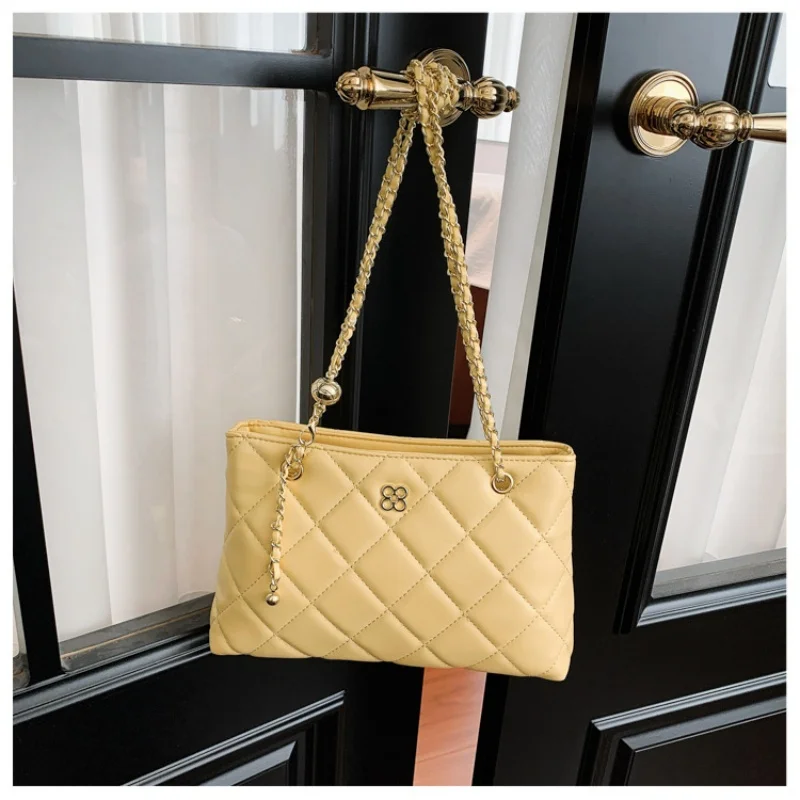 Versatile quilted chain crossbody bag with four-leaf logo & adjustable charm-accented strap, lightweight & practical for casual
Versatile quilted chain crossbody bag with four-leaf logo & adjustable charm-accented strap, lightweight & practical for casual