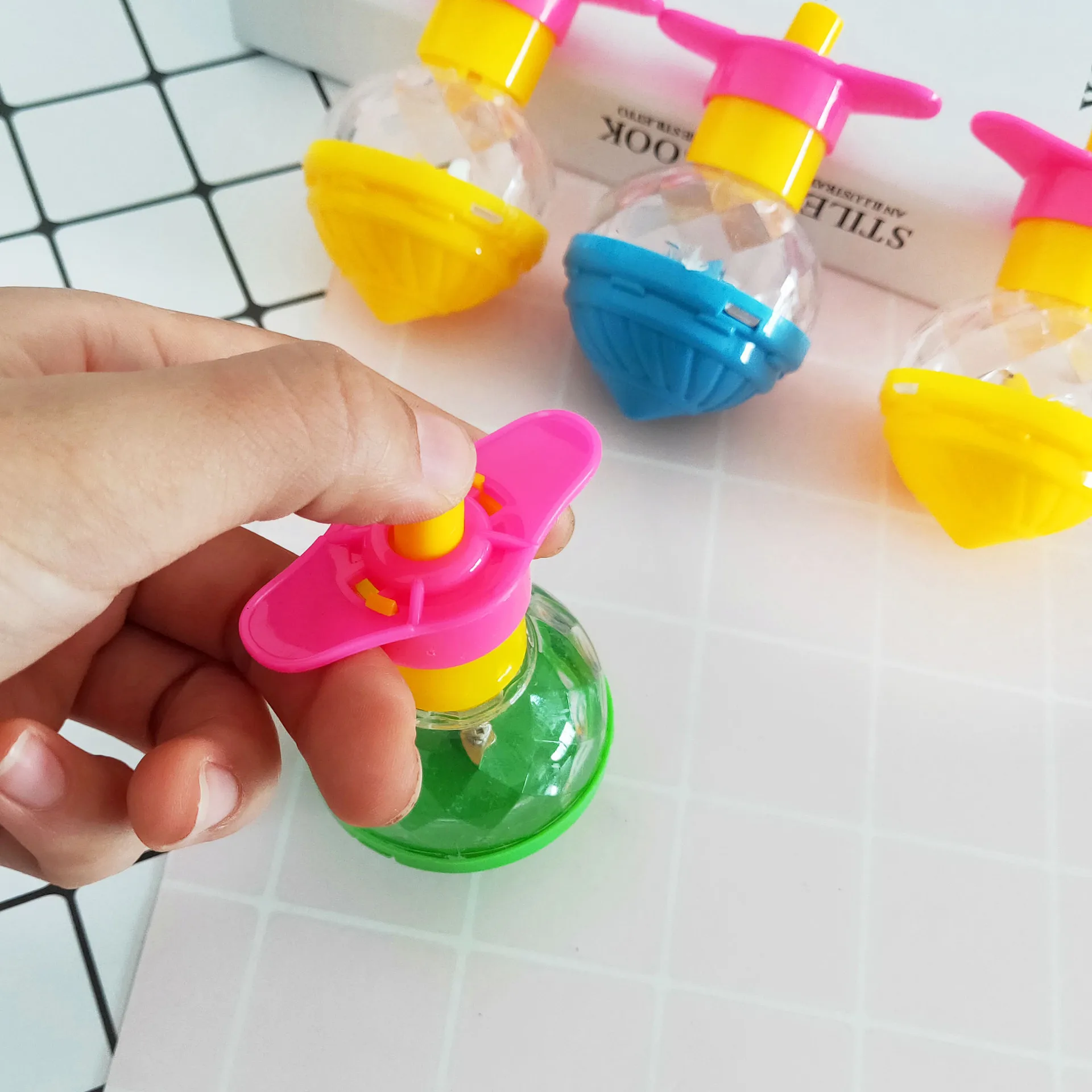 Вращающийся гироскоп, детская игрушка, подарок на день рождения, подарок гостя, рождественский подарок, наполнение детского подарочного пакета (с подсветкой) 
Вращающийся гироскоп, детская игрушка, подарок на день рождения, подарок гостя, рождественский подарок, наполнение детского подарочного пакета (с подсветкой)