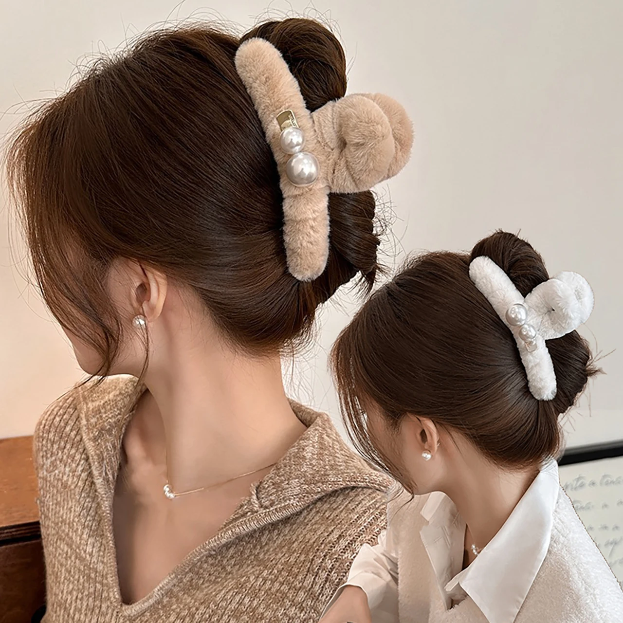 Oversized Plush Grab Clip Pearl Shark Clips back of the head Girl Headpiece for Women Autumn Winter Headwear Fashion Accessories
Oversized Plush Grab Clip Pearl Shark Clips back of the head Girl Headpiece for Women Autumn Winter Headwear Fashion Accessories