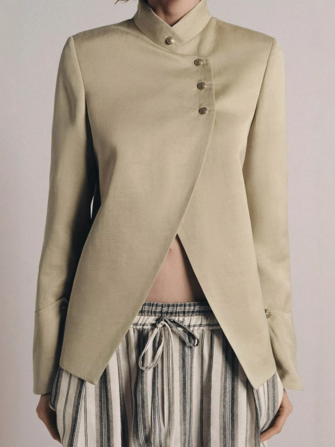 New Chinese Style Stand Collar Slit Suit Jacket Women's Business Casual Long Sleeve Coat Spring 2026 Button Detail
New Chinese Style Stand Collar Slit Suit Jacket Women's Business Casual Long Sleeve Coat Spring 2026 Button Detail