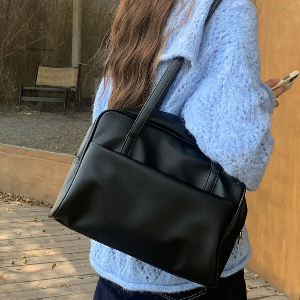 Модная сумка для боулинга во французском стиле, большая вместительная сумка из искусственной кожи в стиле бостон, элегантная повседневная женская сумка для девочек
Модная сумка для боулинга во французском стиле, большая вместительная сумка из искусственной кожи в стиле бостон, элегантная повседневная женская сумка для девочек