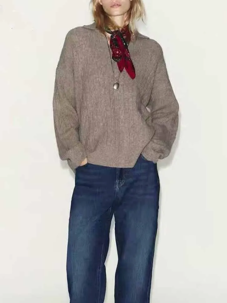 Осенне-зимний новый модный женский повседневный свободный вязаный свитер с воротником-поло в европейском и американском стиле
Осенне-зимний новый модный женский повседневный свободный вязаный свитер с воротником-поло в европейском и американском стиле