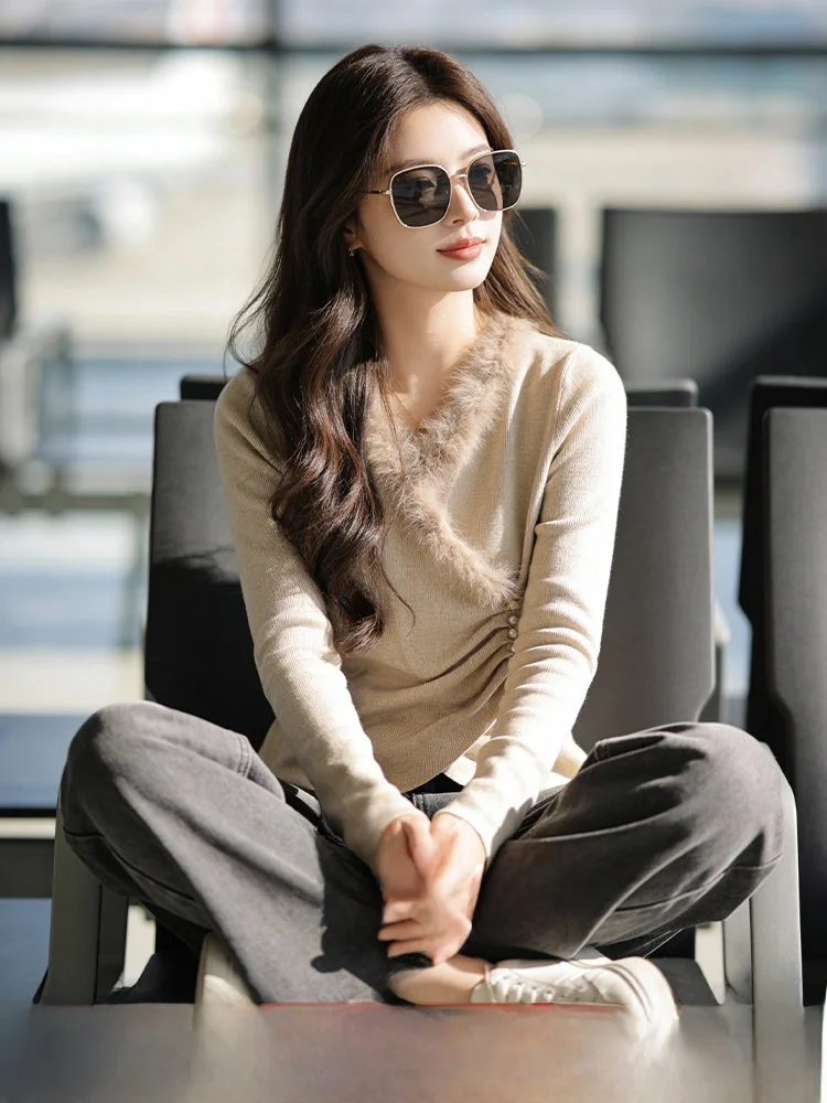 plus Size Women's V-Neck Knitwear Base Shirt Slim Fit Winter Casual Style Long Sleeve Polyester Blend Inner Wear Top
plus Size Women's V-Neck Knitwear Base Shirt Slim Fit Winter Casual Style Long Sleeve Polyester Blend Inner Wear Top