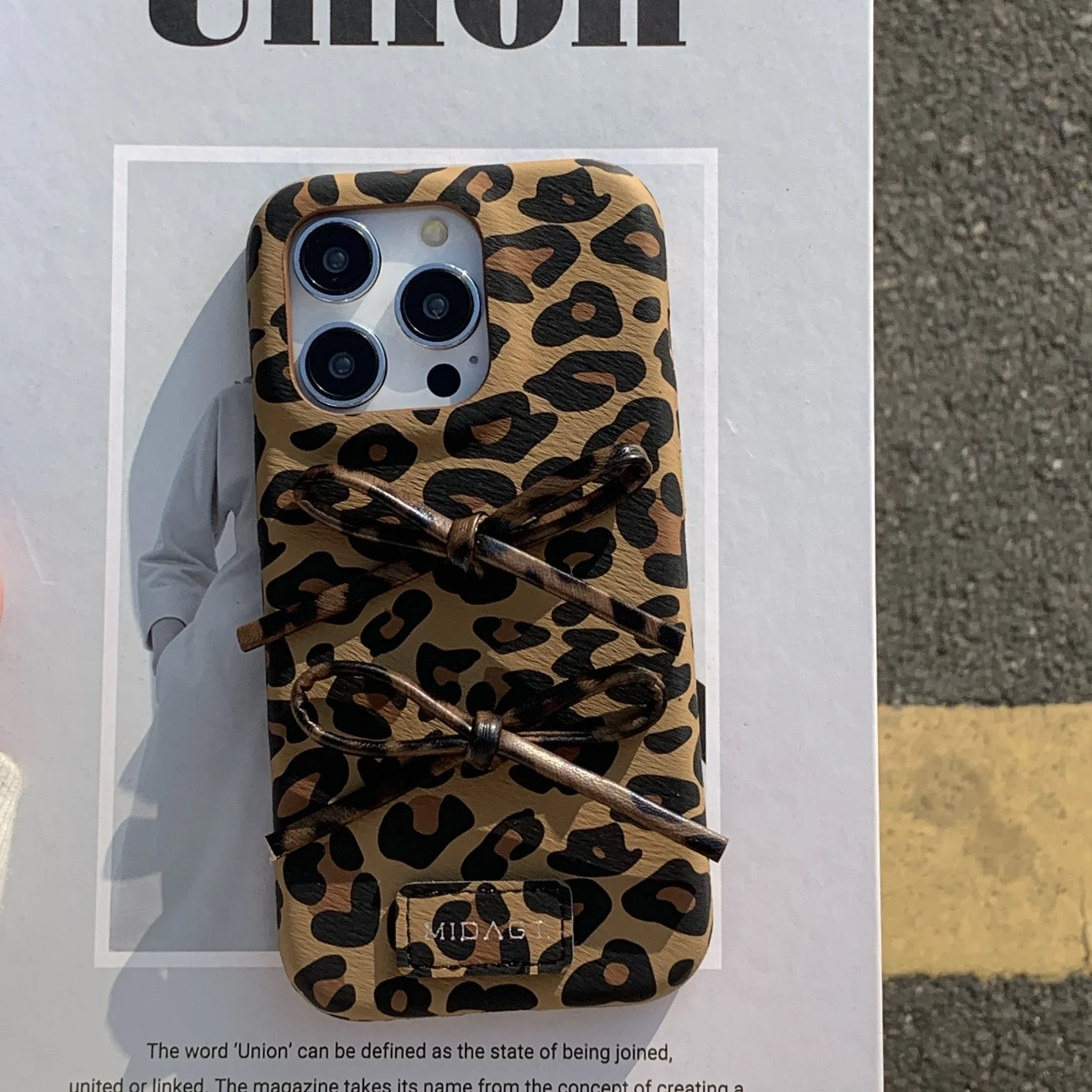 Ретро стереоскопический противоударный чехол с бантом коричневого цвета с леопардовым принтом для iPhone 17, 16, 15, 14, 13, 12 Pro Max Plus Air
Ретро стереоскопический противоударный чехол с бантом коричневого цвета с леопардовым принтом для iPhone 17, 16, 15, 14, 13, 12 Pro Max Plus Air