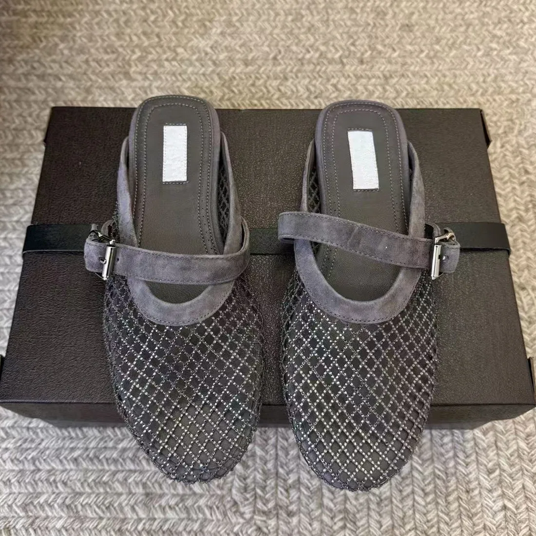 Hollow woven Baotou slippers for women's summer wear, 2026 summer new style, one foot flat, versatile, lazy and cool slippers
Hollow woven Baotou slippers for women's summer wear, 2026 summer new style, one foot flat, versatile, lazy and cool slippers
