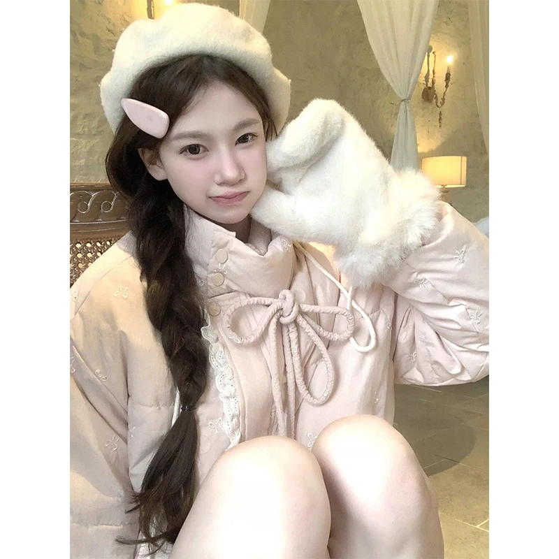 Корейские модные розовые короткие парки, женская куртка-пуховик с бантом, милые кружевные пуховики, зимняя верхняя одежда с хлопковой подкладкой
Корейские модные розовые короткие парки, женская куртка-пуховик с бантом, милые кружевные пуховики, зимняя верхняя одежда с хлопковой подкладкой