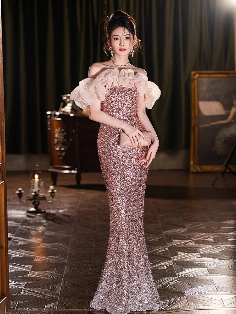 The sequined host's light luxury banquet features a fashionable and shiny fishtail dress
The sequined host's light luxury banquet features a fashionable and shiny fishtail dress