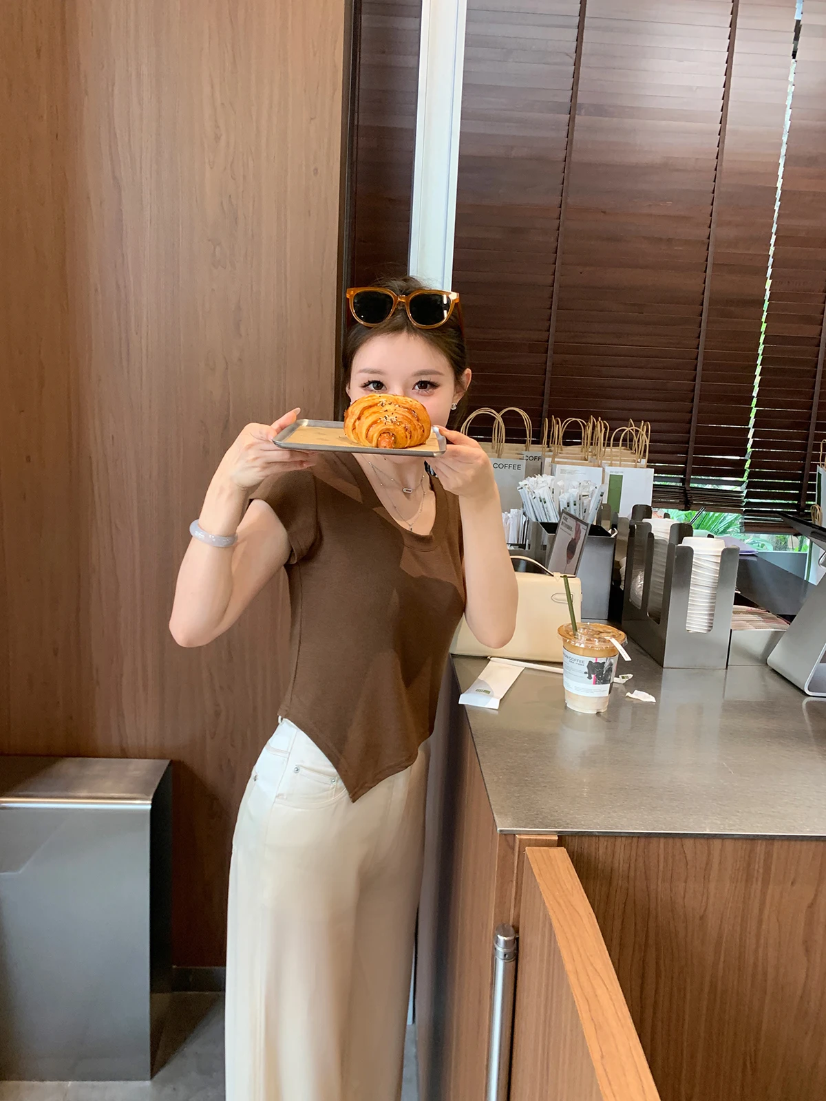 Женская летняя эластичная повседневная футболка Slim Fit с круглым вырезом и коротким рукавом, удобная, дышащая, универсальная, Bean Earl...
Женская летняя эластичная повседневная футболка Slim Fit с круглым вырезом и коротким рукавом, удобная, дышащая, универсальная, Bean Earl...