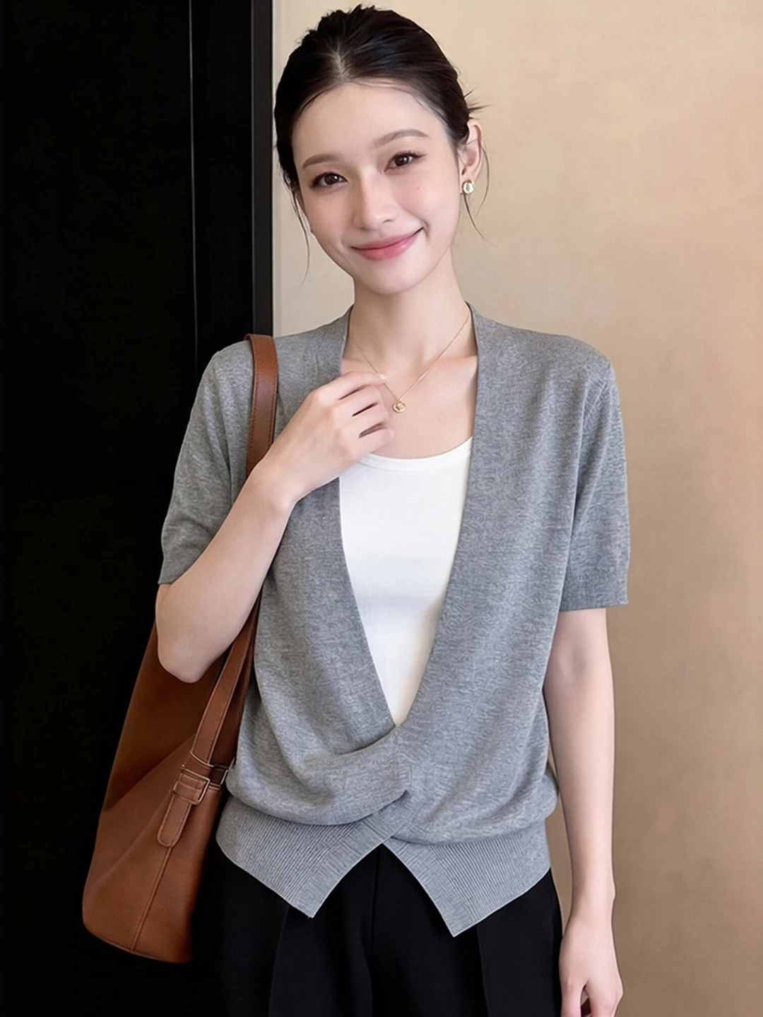 Slimming Effect Short Sleeve Knitted T-Shirt Women's Loose Fit Color Block Design Summer Top Korean Style round Neck Tee
Slimming Effect Short Sleeve Knitted T-Shirt Women's Loose Fit Color Block Design Summer Top Korean Style round Neck Tee
