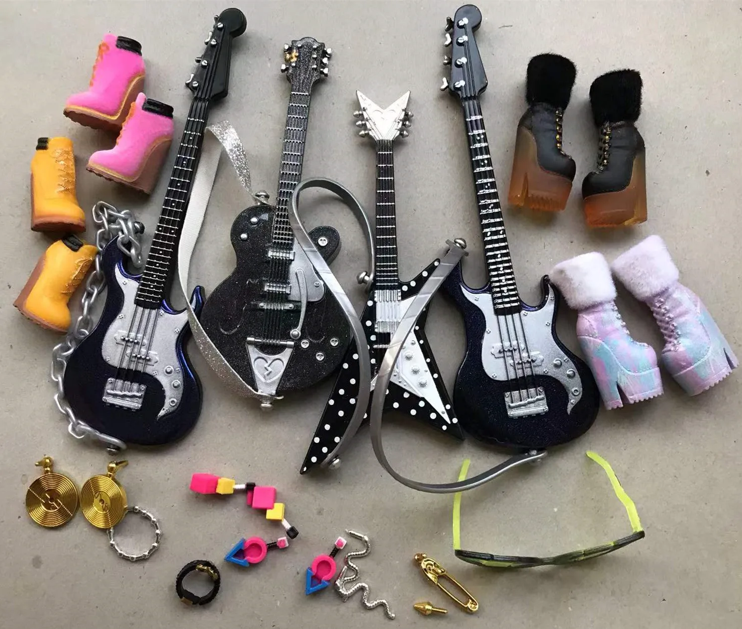 Original Band Team Mini Dolls Big Fashion Sister Clothes Glasses Musical Instrument Boots Headband Bags
Original Band Team Mini Dolls Big Fashion Sister Clothes Glasses Musical Instrument Boots Headband Bags