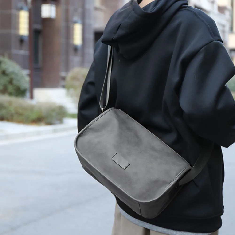 New casual and fashionable men's shoulder messenger bag PU leather anti-splashing large capacity fashionable solid color
New casual and fashionable men's shoulder messenger bag PU leather anti-splashing large capacity fashionable solid color