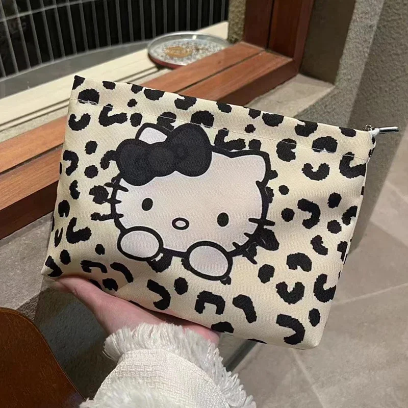 Сумка для хранения Hello Kitty с леопардовым принтом, мультяшная, винтажная, в стиле каваи, портативная, подарок на день рождения
Сумка для хранения Hello Kitty с леопардовым принтом, мультяшная, винтажная, в стиле каваи, портативная, подарок на день рождения