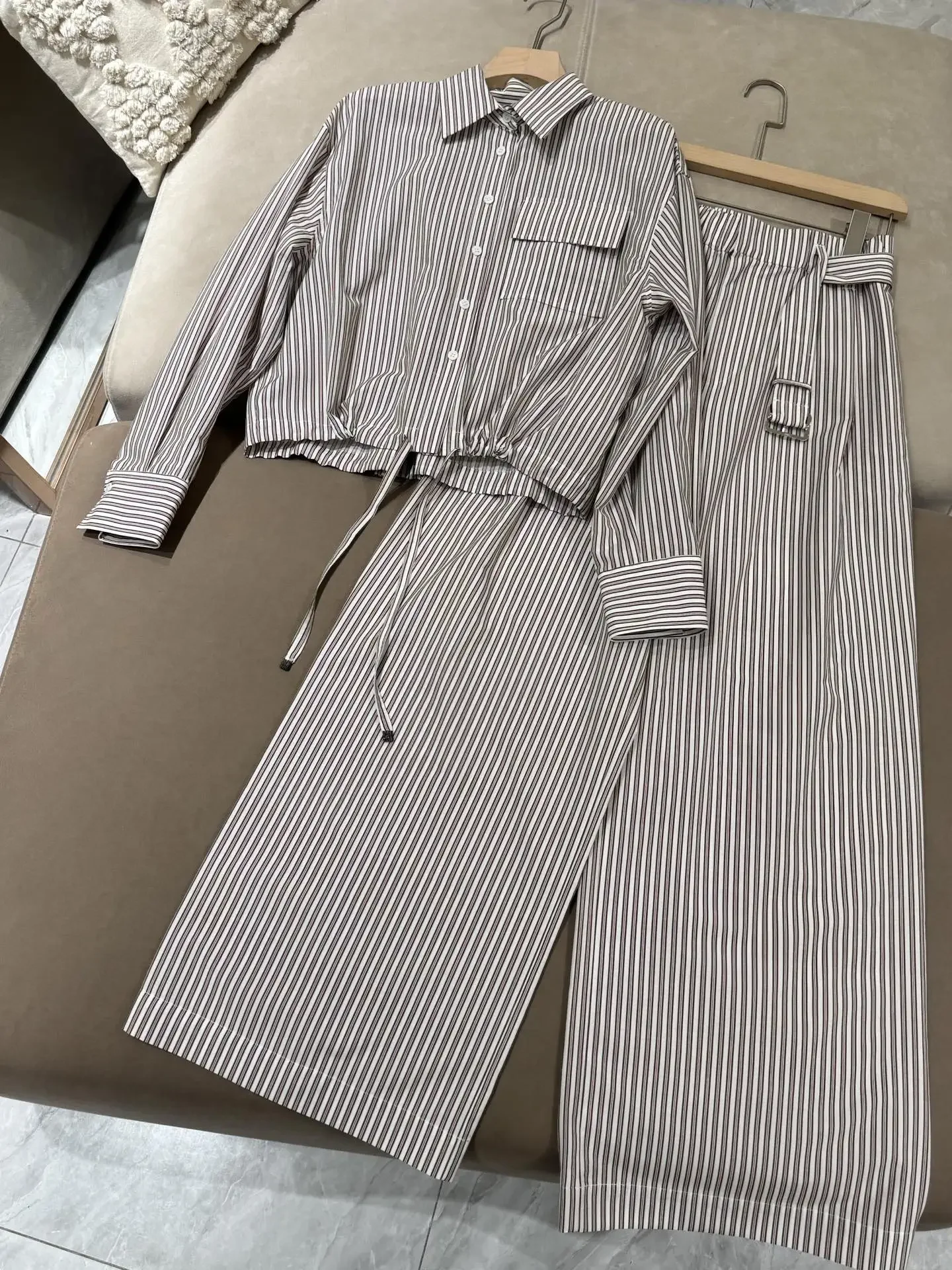 Women Striped Pants Suit High Waist Straight Wide Leg Pants + Turn-down Collar Long Sleeve Shirt Casual Cotton Silk Suit
Women Striped Pants Suit High Waist Straight Wide Leg Pants + Turn-down Collar Long Sleeve Shirt Casual Cotton Silk Suit
