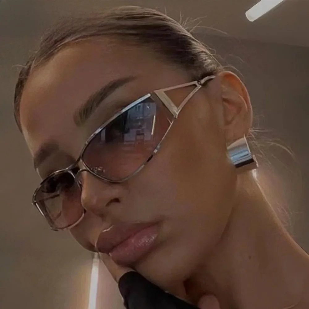 Sweet Y2k Frameless Sunglasses Steampunk Gradient Rimless Oval Sunglasses Small Frame Metal Fashion Shades Driving
Sweet Y2k Frameless Sunglasses Steampunk Gradient Rimless Oval Sunglasses Small Frame Metal Fashion Shades Driving