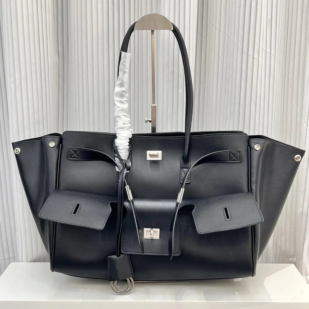 Neutral Style Fashionable Lock Locomotive Large Capacity Leather Shoulder Bag Loose Casual Texture Versatile Practical Advanced
Neutral Style Fashionable Lock Locomotive Large Capacity Leather Shoulder Bag Loose Casual Texture Versatile Practical Advanced