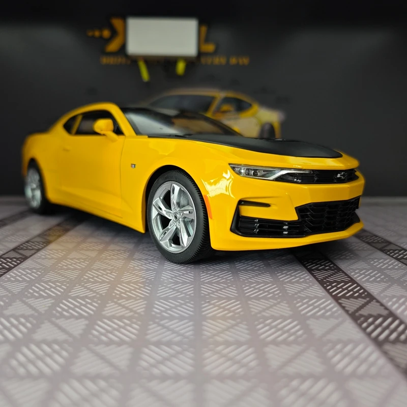 1:18 simulation Chevrolet Camaro 2023 Large Static Sports Car Decoration Alloy Car Model, Doors and Engine Cover, Trunk Can Open
1:18 simulation Chevrolet Camaro 2023 Large Static Sports Car Decoration Alloy Car Model, Doors and Engine Cover, Trunk Can Open