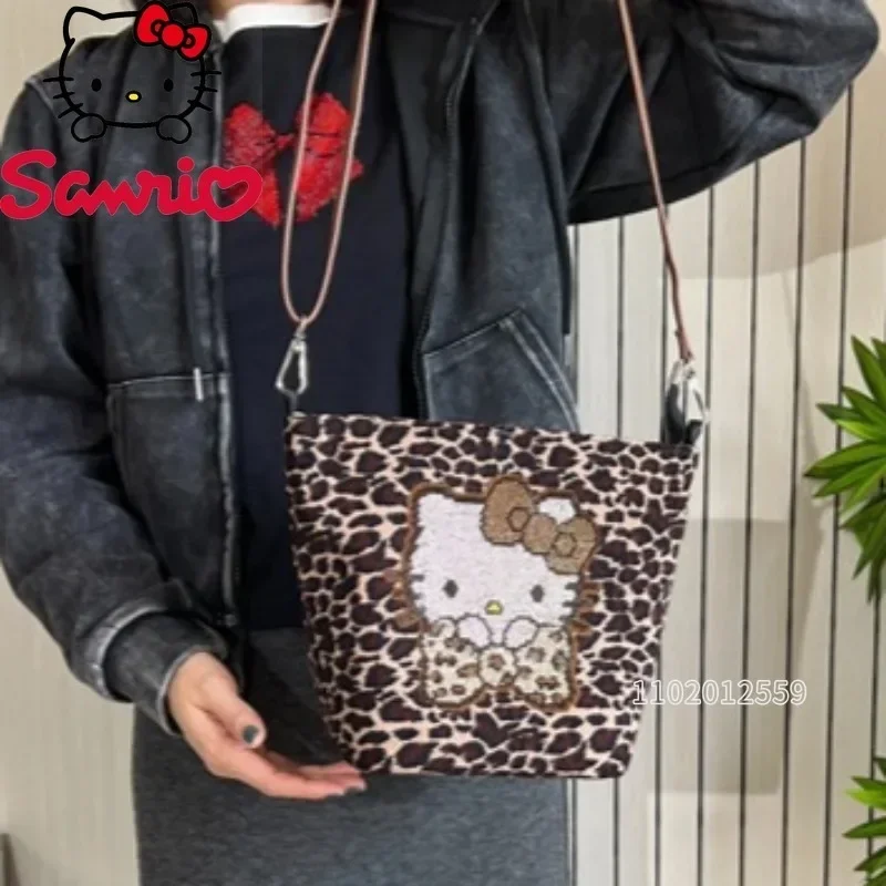 Hello Kitty New Diamond-studded Women's Shoulder Bag Fashion Ladies Diamond-studded Shoulder Messenger Bag Cartoon Women's Bag
Hello Kitty New Diamond-studded Women's Shoulder Bag Fashion Ladies Diamond-studded Shoulder Messenger Bag Cartoon Women's Bag
