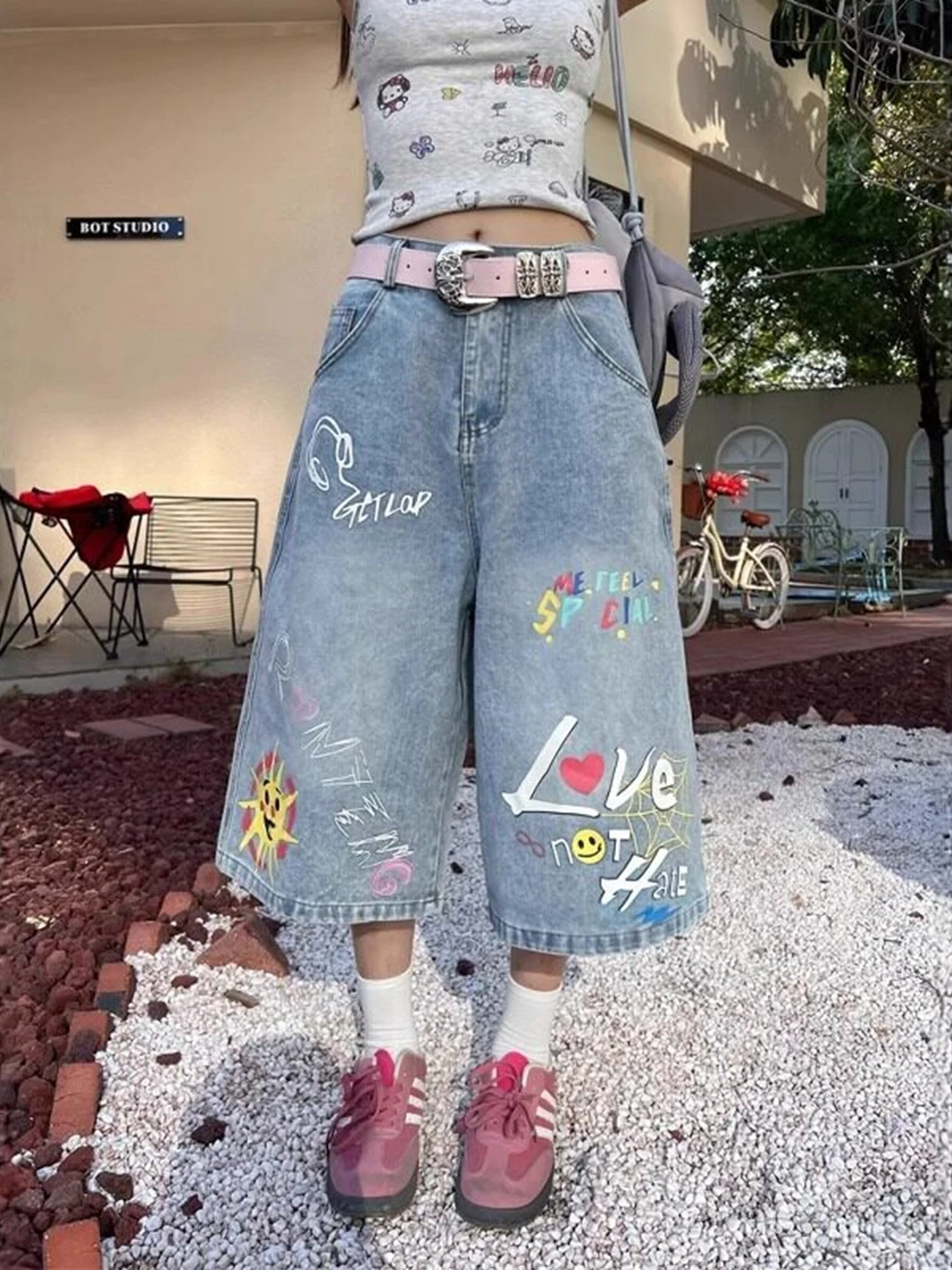 Summer Loose Fit Graffiti Letter Denim Shorts Women's High Waist Wide Leg Seven Tenths Pants Casual Comfortable Jeans
Summer Loose Fit Graffiti Letter Denim Shorts Women's High Waist Wide Leg Seven Tenths Pants Casual Comfortable Jeans